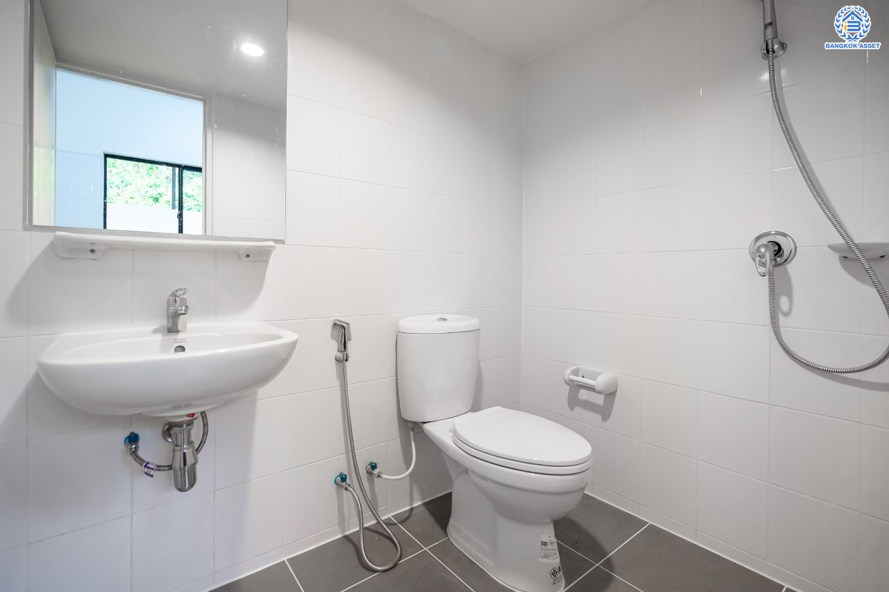 ทาวน์เฮ้าส์มือสอง ย่านนนทบุรี  ม.พฤกษา54 วงแหวน-คลองถนน บ้านพร้อมอยู่สไตล์โมเดิร์น ฟังก์ชัน 3 ห้องนอน 2 ห้องน้ำ จอดรถได้ 1 คัน เนื้อที่ 17.6 ตร.ว. บนทำเลศักยภาพ เชื่อมต่อถนนกาญจนาฯ ใกล้เซ็นทรัลเวสต์เกต รถไฟฟ้าสายสีม่วง "สถานีตลาดบางใหญ่" และ ทางด่วน "ศรีรัช"